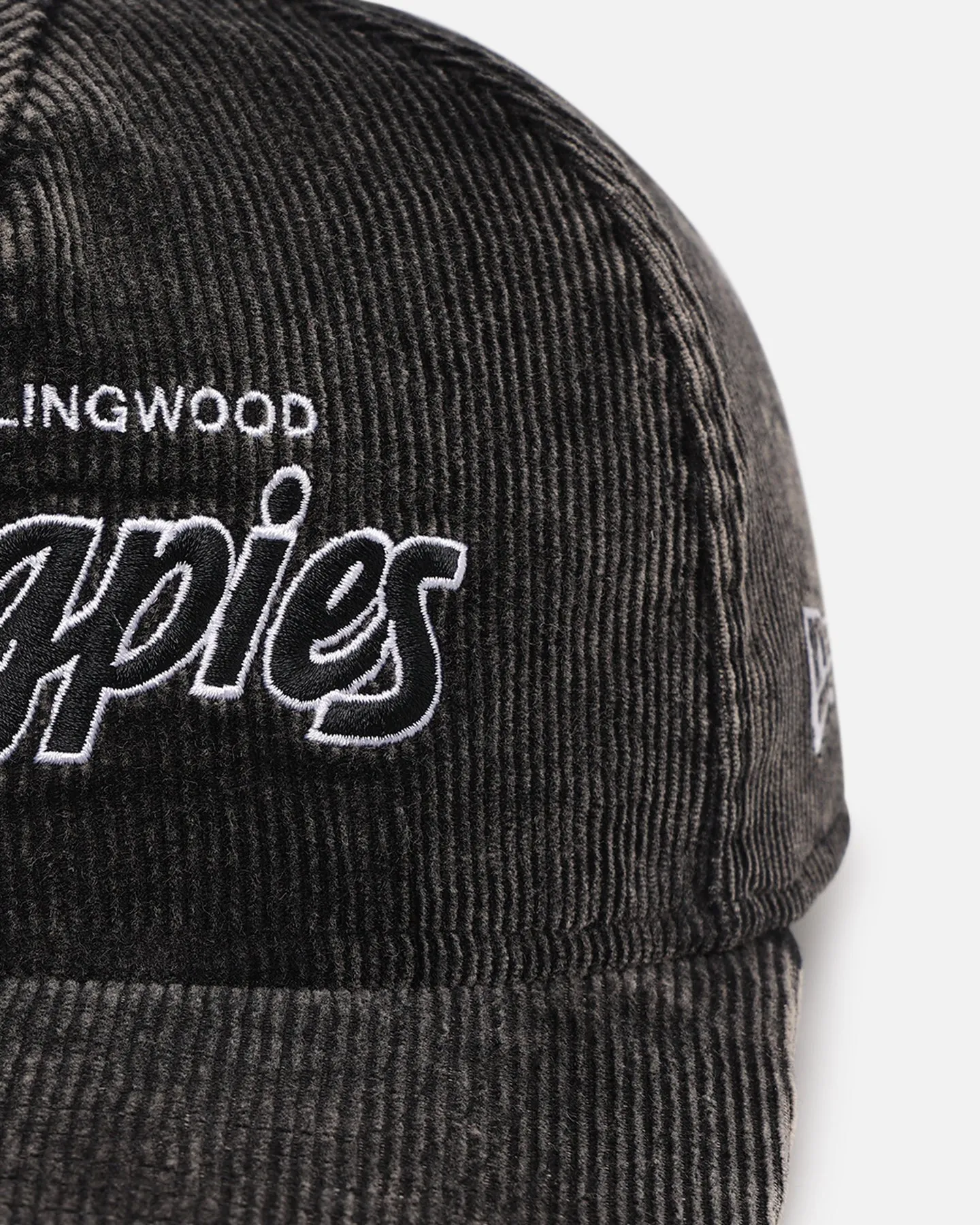 New Era Pre-Curved Golfer Snapback in Washed Corduroy, Black/Kelly Green - Collingwood Magpies Edition